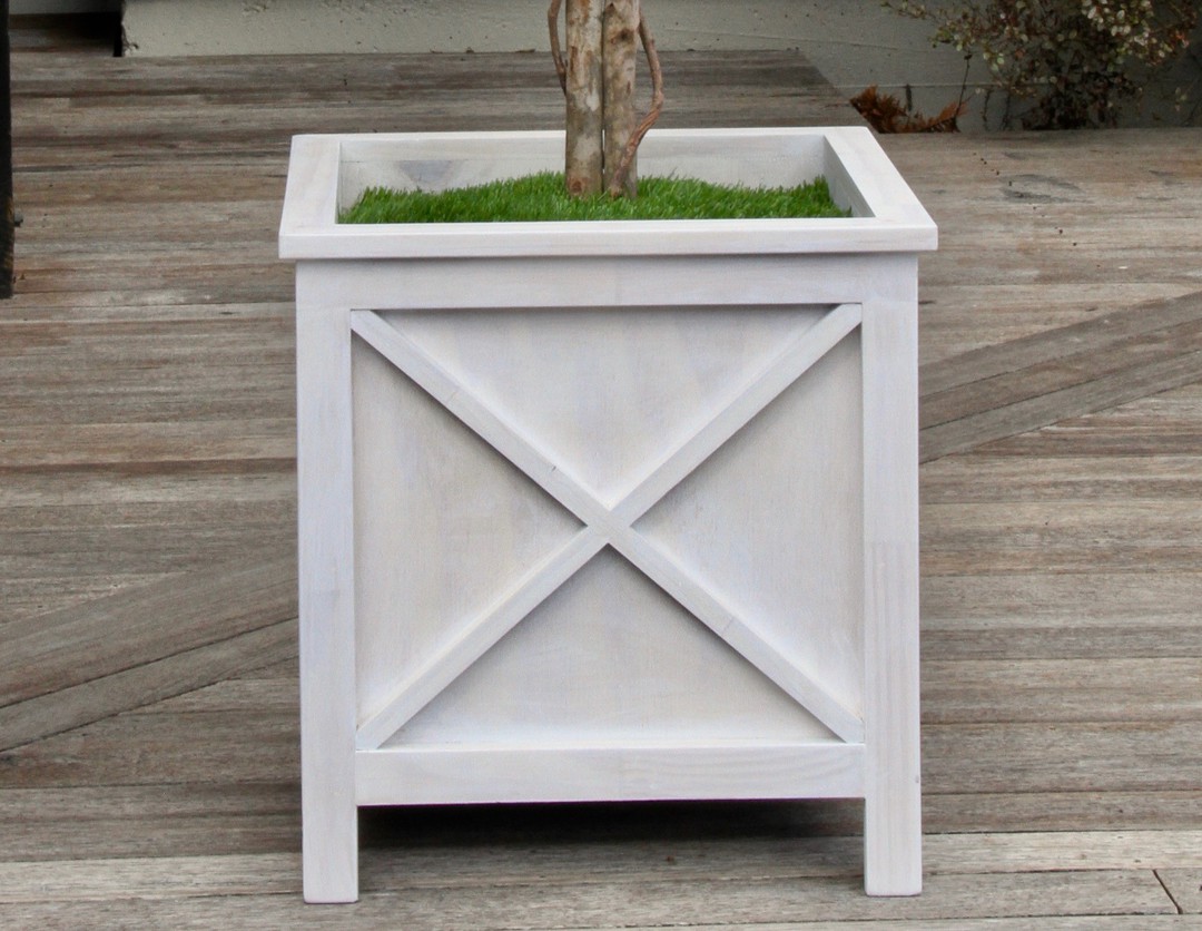 Hampton style planter box white image 0